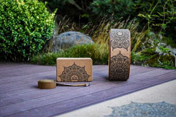 pomůcky na jógu z korku