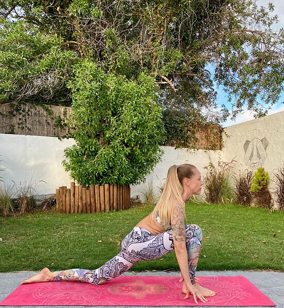 Pozdrav slunci, Ashwa Sanchalanasana - Nízký výpad