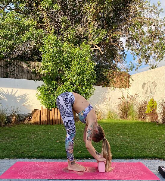 Pozdrav slunci, Uttanasana - Hluboký předklon