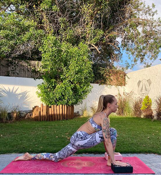 Pozdrav slunci, Ashwa Sanchalanasana - Nízký výpad