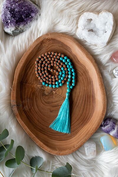 minerály mala na meditaci tyrkys