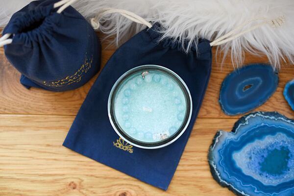 vonná svíčka a náramek z minerálu