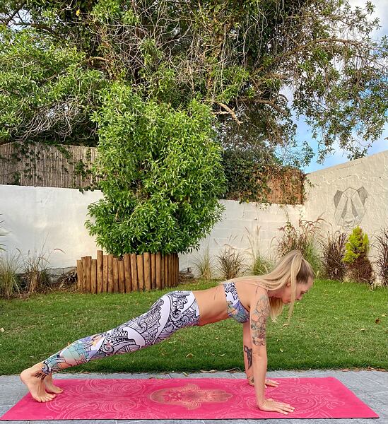 Pozdrav slunci, Kumbhakasana - Pozice prkna