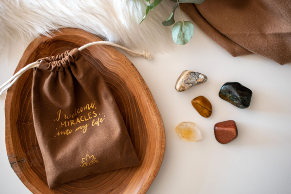 minerály a krystaly karneol, tygří oko, serpentin, lazurit, avanturín