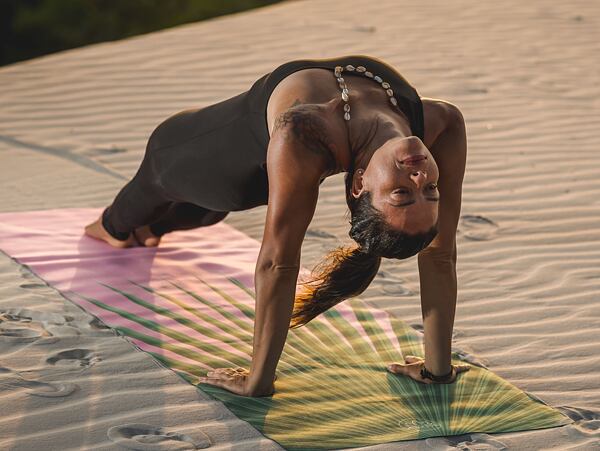 YOGGYS [BALI SOUL PINK] růžová/zelená designová jógová podložka s tropickým motivem, purvottasana