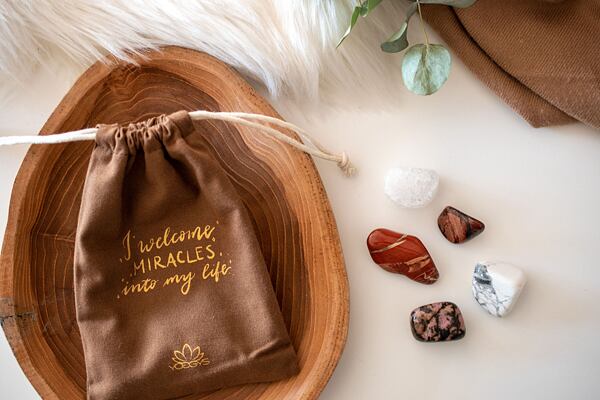 krystaly a minerály jaspis, křištál, rodonit, magnezit