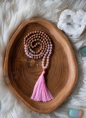 Meditační mala - Růženín a Rudraksha se stříbrným logem (Ag 925/1000)