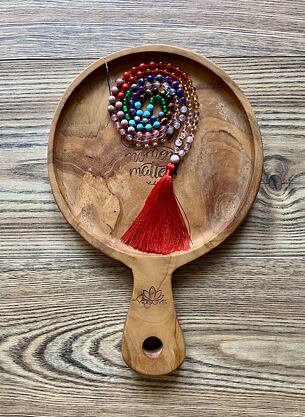 Meditační mala ČAKRY - RED se stříbrným logem (Ag 925/1000)