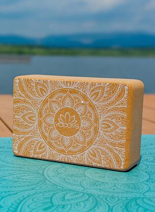 Cihlička na jógu korková NEW MANDALA WHITE