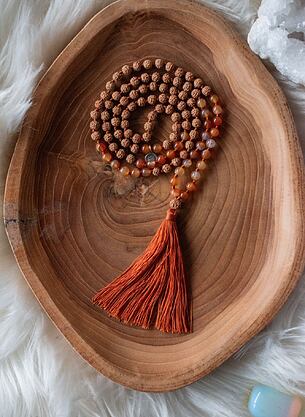 Meditační mala - Karneol a Rudraksha ORANGE se stříbrným logem (Ag 925/1000)