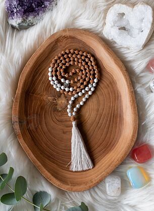 Meditační mala - Magnezit a Rudraksha se stříbrným logem (Ag 925/1000)