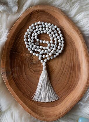 Meditační mala - Magnezit se stříbrným logem (Ag 925/1000)