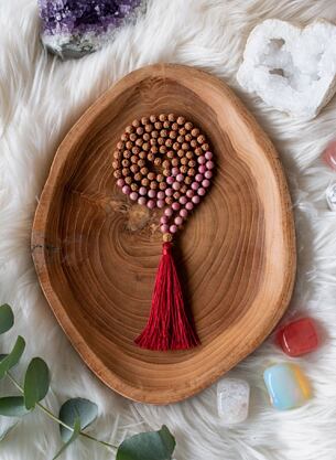 Meditační mala - Rodonit a Rudraksha RED se stříbrným logem (Ag 925/1000)