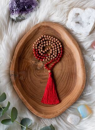 Meditační mala - Karneol a Rudraksha RED se stříbrným logem (Ag 925/1000)