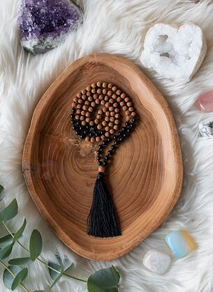 Meditační mala - Onyx a Rudraksha se stříbrným logem (Ag 925/1000)