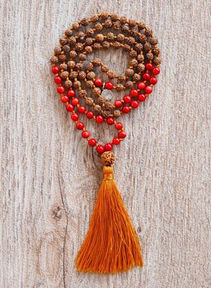 Meditační mala - Korál a Rudraksha se stříbrným logem (Ag 925/1000)