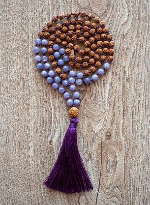 Meditační mala - Angelit a Rudraksha PURPLE se stříbrným logem (Ag 925/1000)