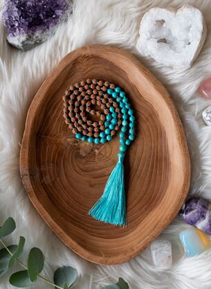Meditační mala - Tyrkys a Rudraksha se stříbrným logem (Ag 925/1000)