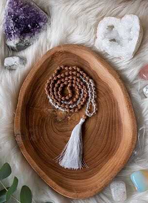 Meditační mala - Křišťál a Rudraksha se stříbrným logem (Ag 925/1000)