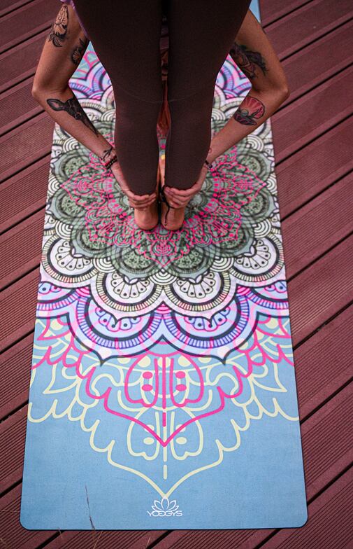 YOGGYS [SUCCULENT MANDALA] zelená designová jógová podložka s mandalou, předklon, uttanasana
