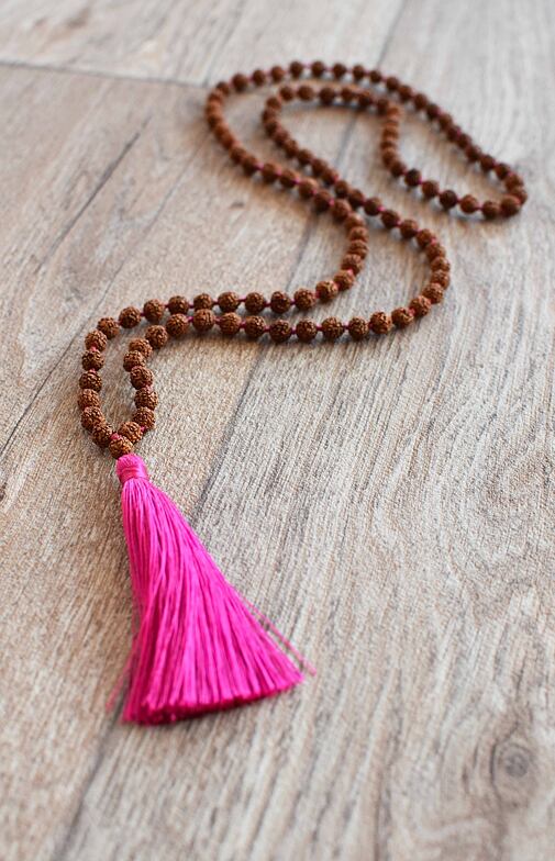 Ručně vyrobená meditační mala BUDHA rudraksha světlá. Růžový střapec.  