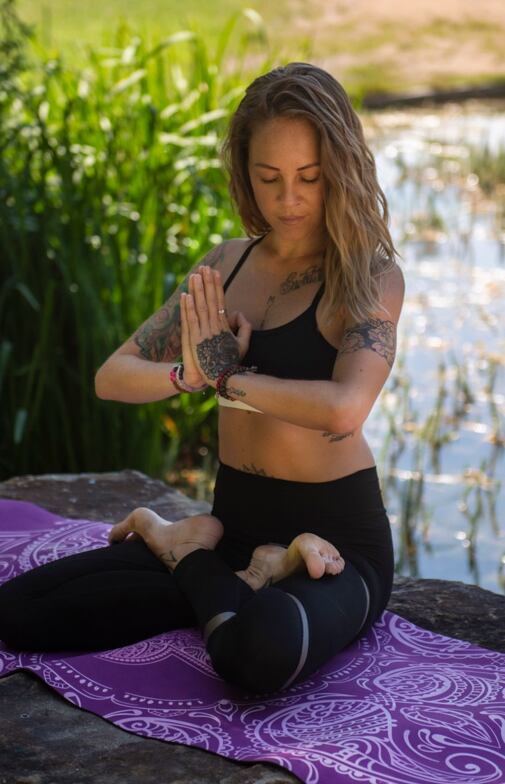 YOGGYS [HAMSA FIALOVÁ] fialová designová jógová podložka s HAMSOU, meditace, meditační pozice