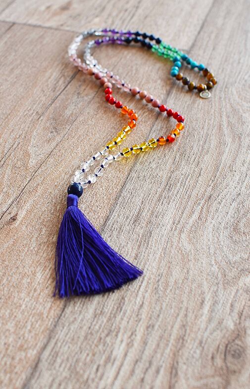 Ručně vyrobená meditační mala ČAKRY s indigovým střapečkem