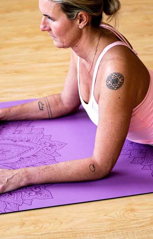 Neklouzavá podložka na jógu MANDALA LILA NEW fialová s mandalou