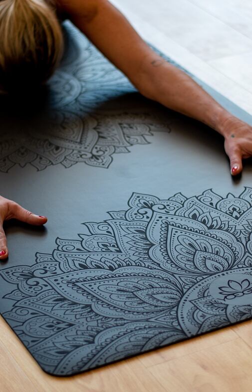 Neklouzavá profesionální podložka na jógu MANDALA BLACK černá s mandalou