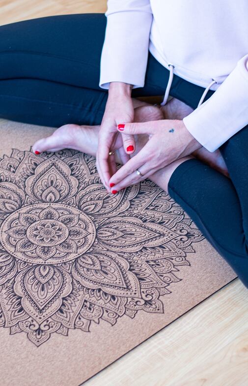 Korková podložka na jógu INFINITY NATURAL s tmavě hnědou mandalou