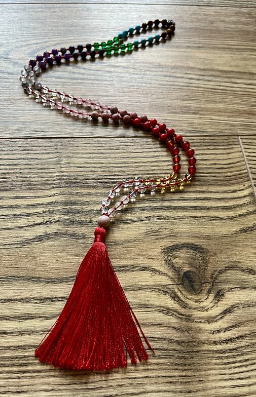 Meditační mala ČAKRY - RED se stříbrným logem (Ag 925/1000)