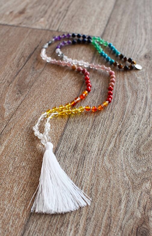 Ručně vyrobená meditační mala ČAKRY s bílým střapečkem