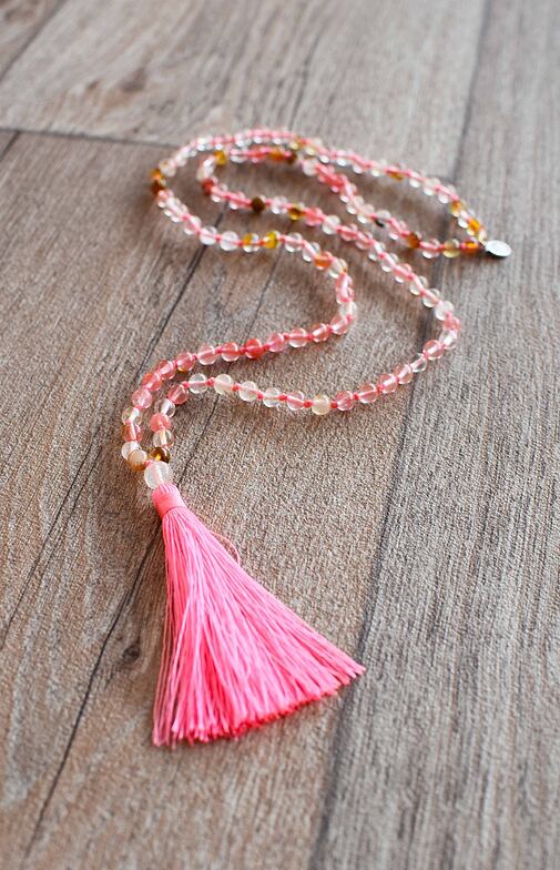 Ručně vyrobená meditační mala s třešňovým křišťálem.