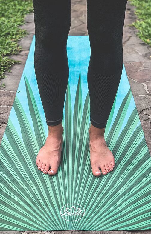 YOGGYS [BALI SOUL JADE] tyrkysová designová jógová podložka s tropickým motivem