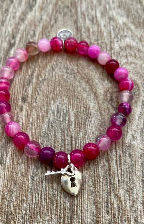 náramek se stříbrným přívěskem LOVE a růžovým broušeným achátem vyrobený s láskou na Bali