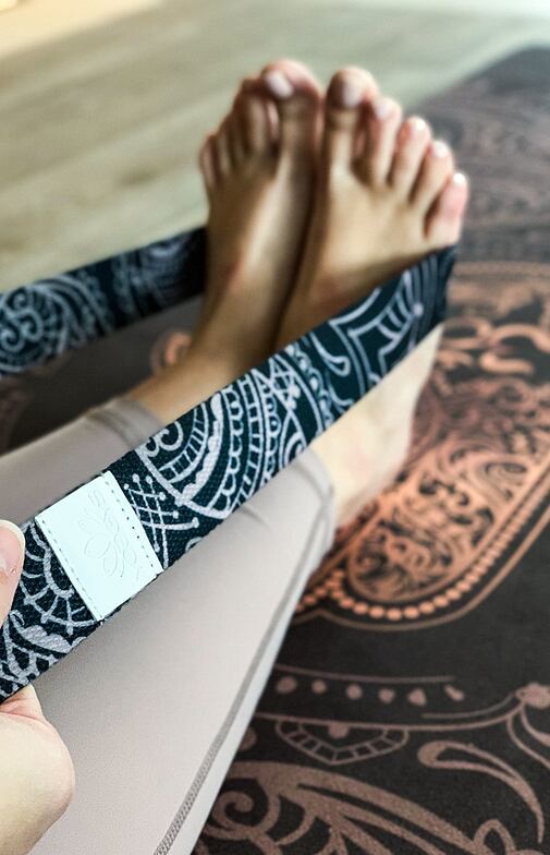 YOGGYS - YOGA STRETCHING STRAP [HAMSA], paschimottanasana