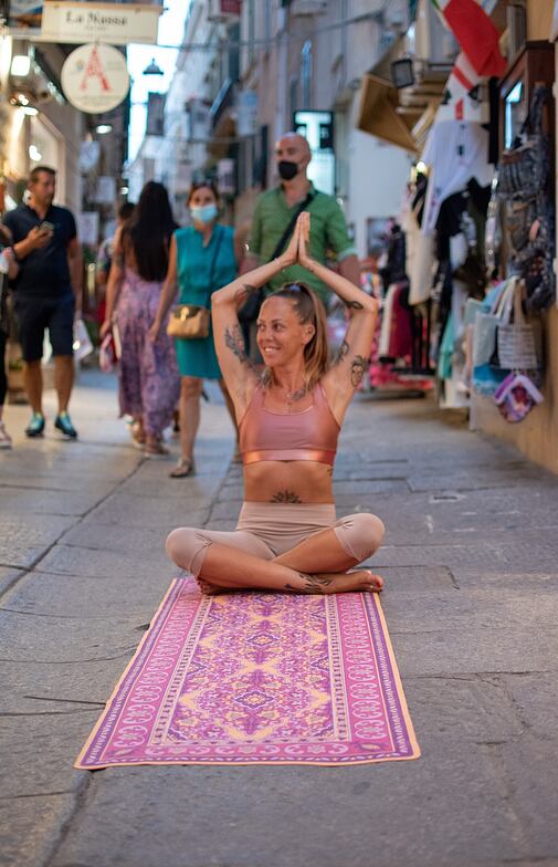 meditace ve městě na Sardinii na jógové podložce z nové kolekce orientálních koberců na jógu 