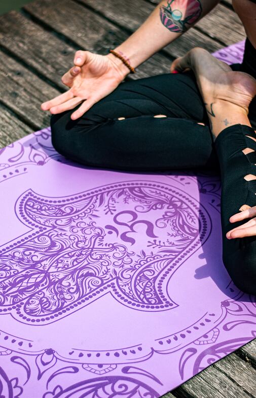 profesionální jógová podložka z přírodní gumy ALL YOGA MAT fialová HAMSA, předklon, uttanasana