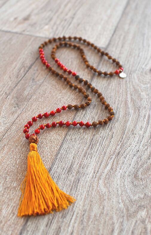 Ručně vyrobená meditační mala s korálem a rudrakšou.