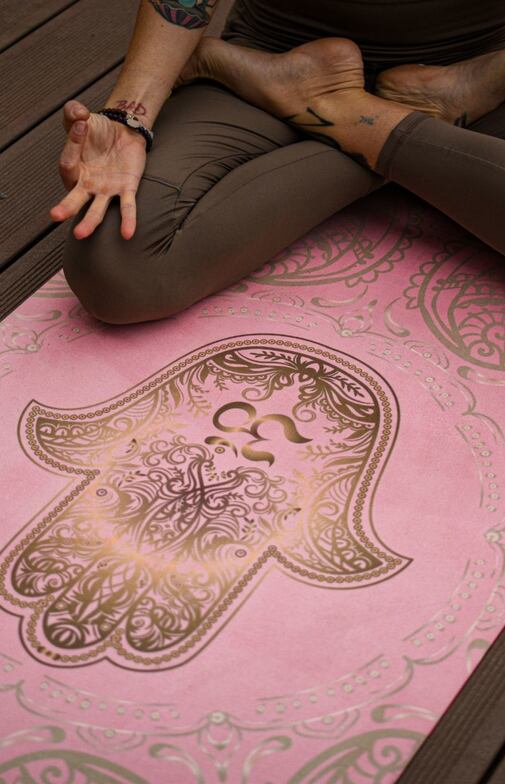 YOGGYS [HAMSA LOVE] růžová designová jógová podložka s HAMSOU, lotosový sed, padmasana