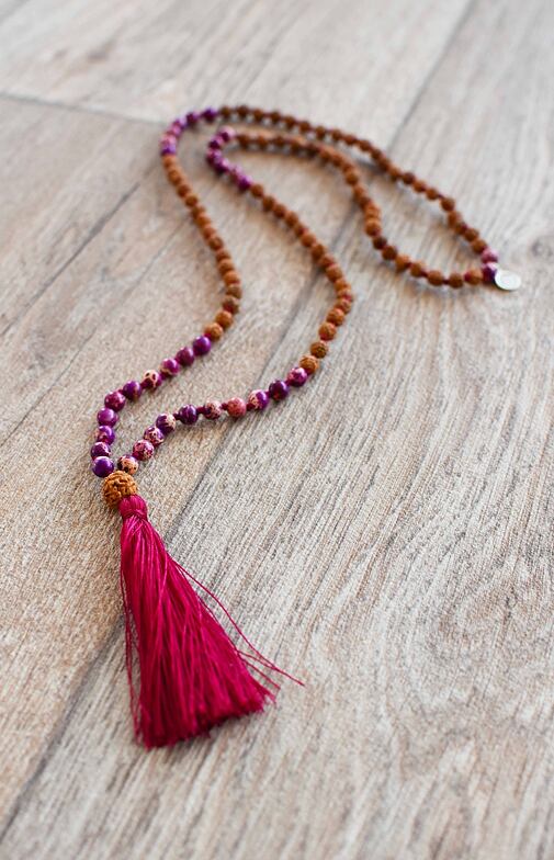 Ručně vyrobená meditační mala s purpurovým jaspisem a rudrakšou.