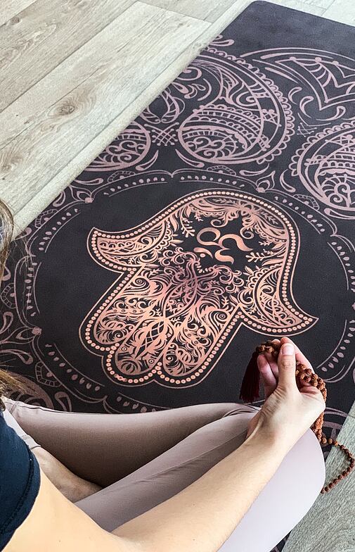 YOGGYS [HAMSA] tmavě hnědá designová jógová podložka s HAMSOU