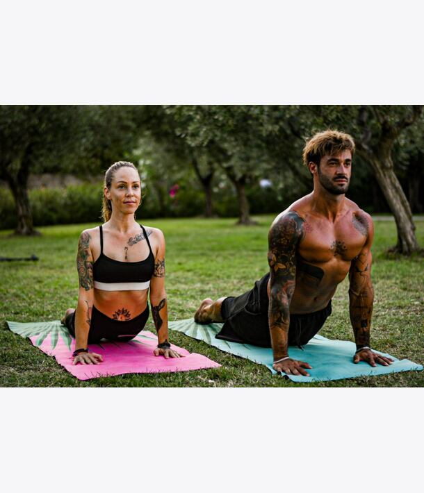 YOGGYS [BALI SOUL JADE] tyrkysová designová jógová podložka s tropickým motivem, pozice kobry, bhujangasana