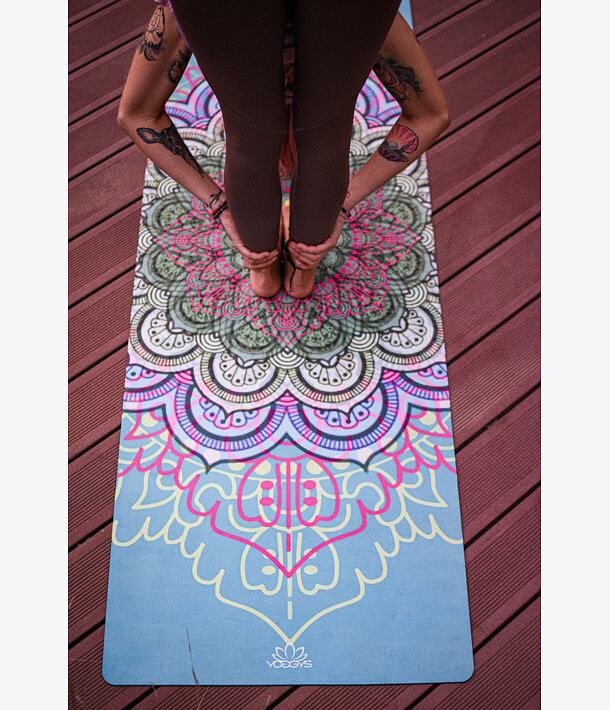 YOGGYS [SUCCULENT MANDALA] zelená designová jógová podložka s mandalou, předklon, uttanasana