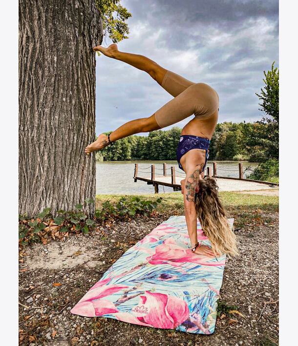 YOGGYS [FANTASY] barevná designová jógová podložka s květinovým motivem, hand stand, pozice stoj na rukou