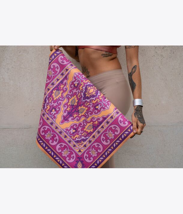 podložka na jógu ve stylu orientálního koberce v barvě bordó