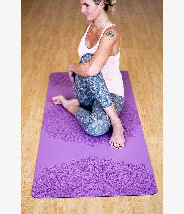 Neklouzavá podložka na jógu MANDALA LILA NEW fialová s mandalou