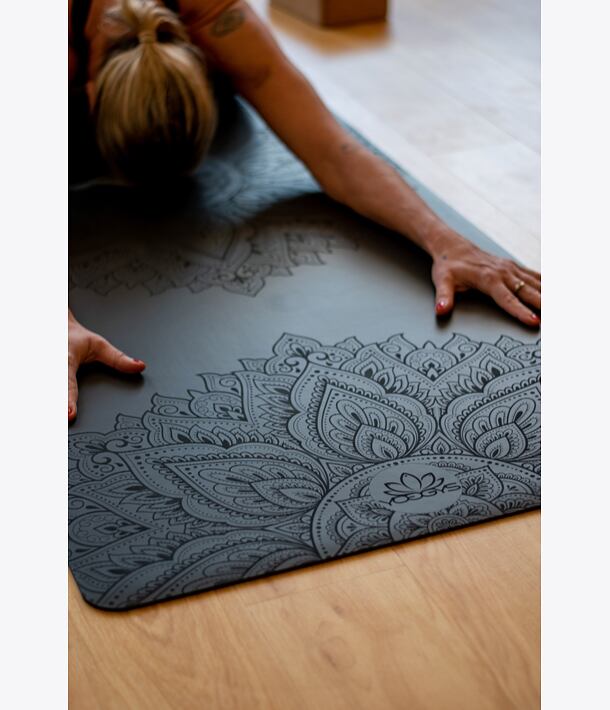 Neklouzavá profesionální podložka na jógu MANDALA BLACK černá s mandalou