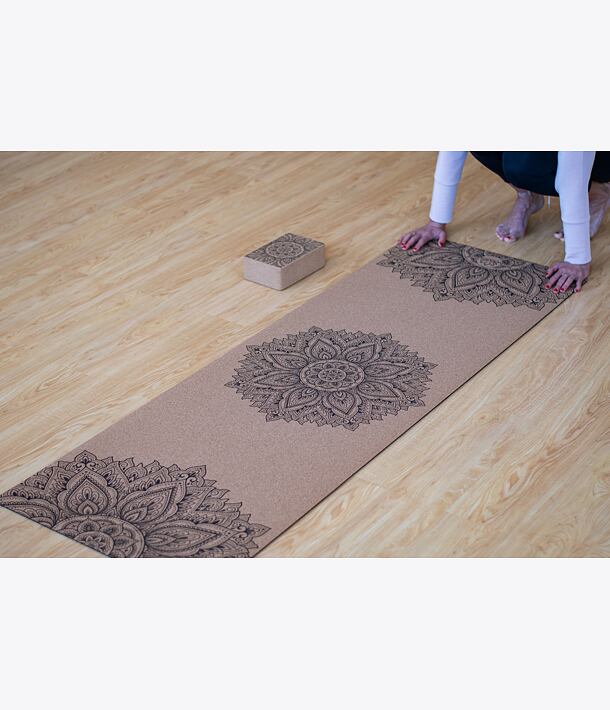 Korková podložka na jógu INFINITY NATURAL s tmavě hnědou mandalou