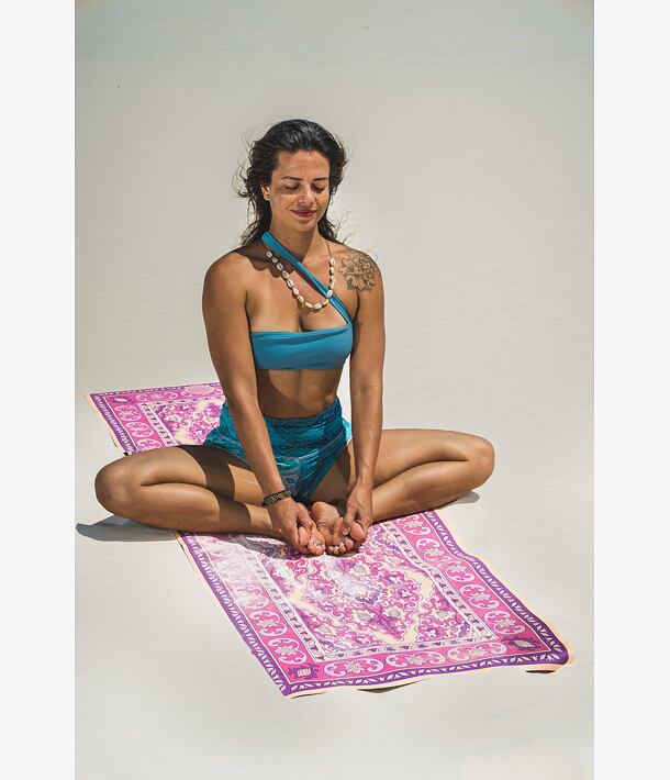 podložka na jógu ve stylu orientálního koberce v barvě vínová bordó jógový sed padmásána